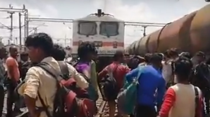 सेंट्रल स्टेशन पर यात्रियों ने काटा हंगामा, रोकी एनई एक्सप्रेस