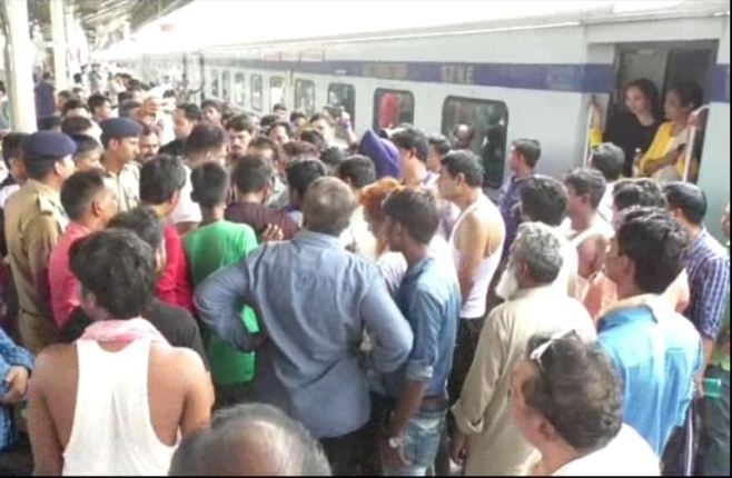 LTT एक्सप्रेस ट्रेन का एसी खराब होने पर यात्रियों ने किया जमकर हंगामा