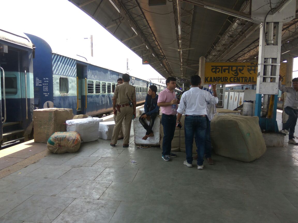 कानपुर सेन्ट्रल स्टेशन पर जीएसटी अफसरों का छापा