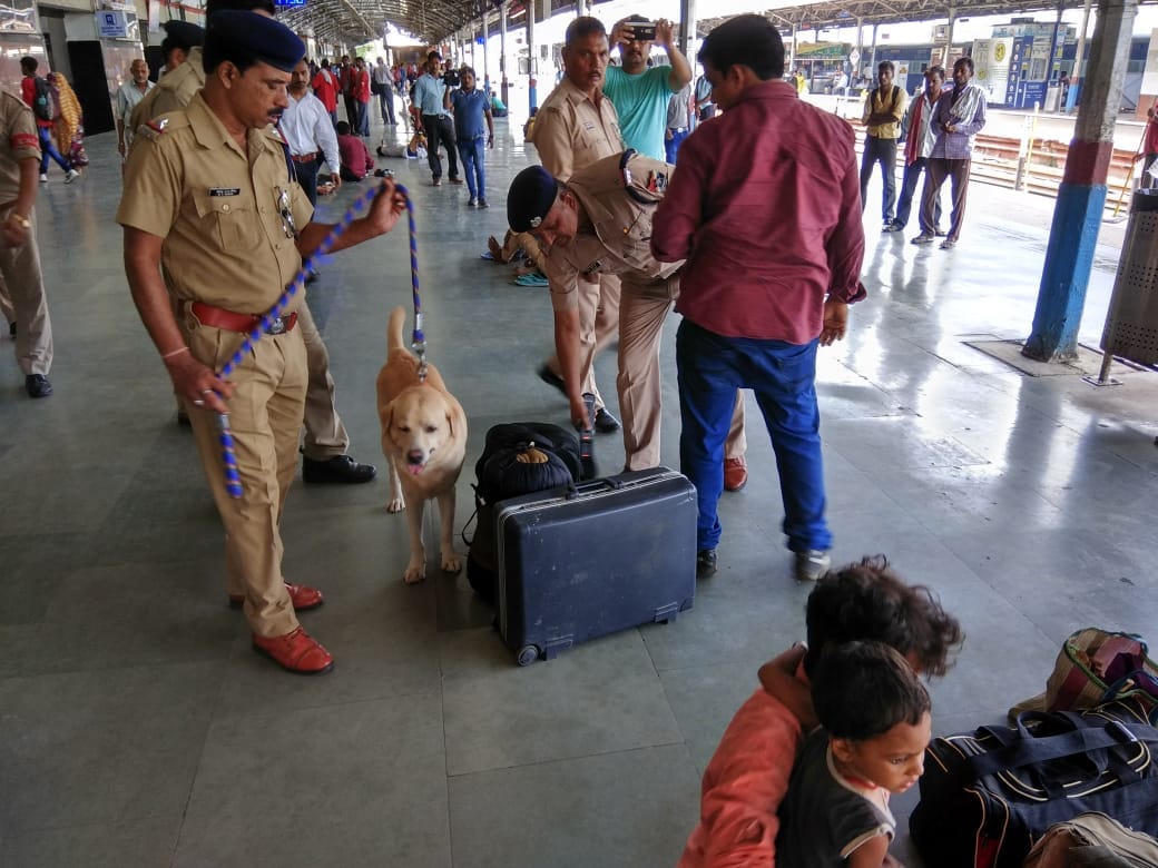 कानपुर सेंट्रल रेलवे स्टेशन पर RPF पुलिस ने 15 अगस्त के मद्देनजर चलाया सघन चेकिंग अभियान