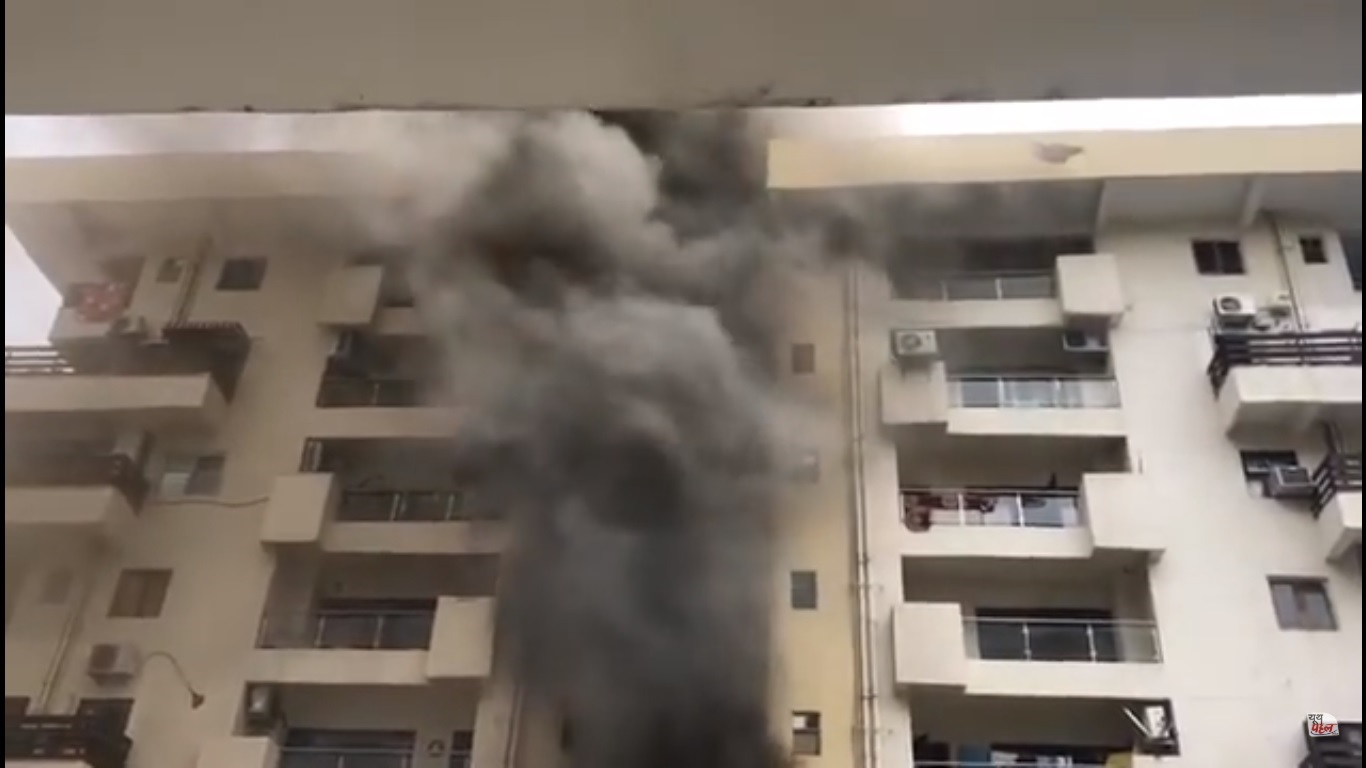 सिटी के टॉवर नम्बर 6 में लगी आग, 14 मंजिली इमारत खाली करके दहशत में भाग रहे लोग