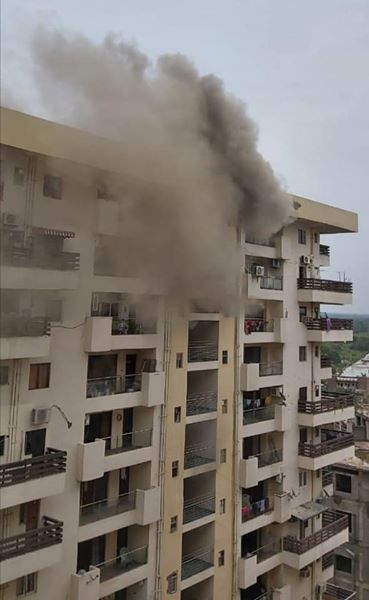 NRI सिटी के टॉवर नम्बर 6 में लगी आग, 14 मंजिली इमारत खाली करके दहशत में भाग रहे लोग