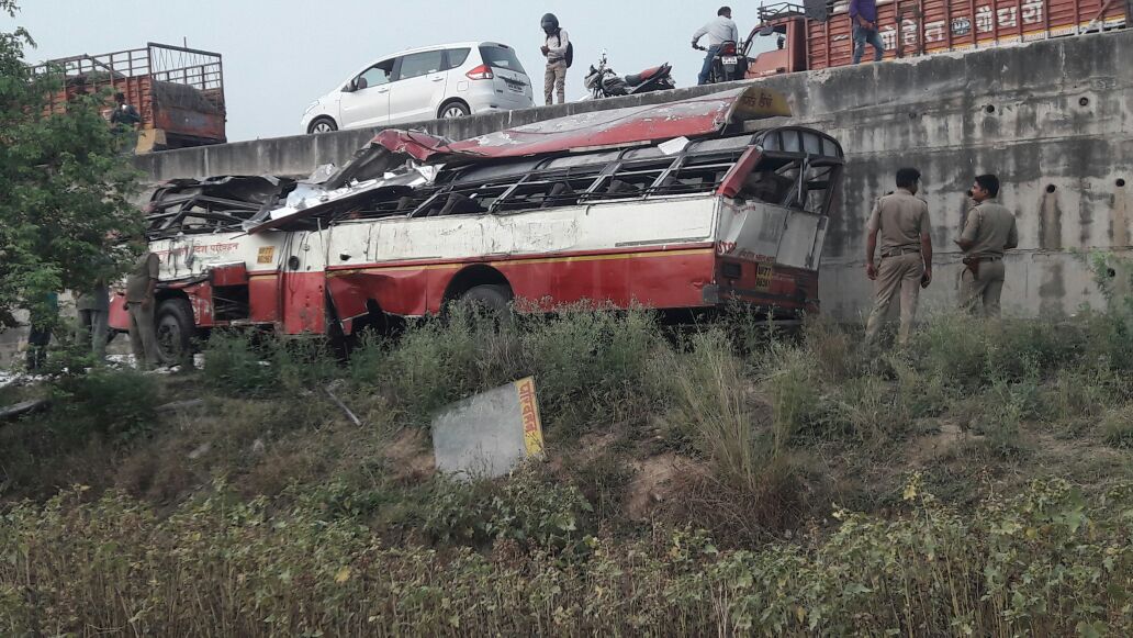 आगरा कानपुर हाईवे पर रोडवेज हाईवे से नीचे गिरी, 2 यात्रियों की मौत
