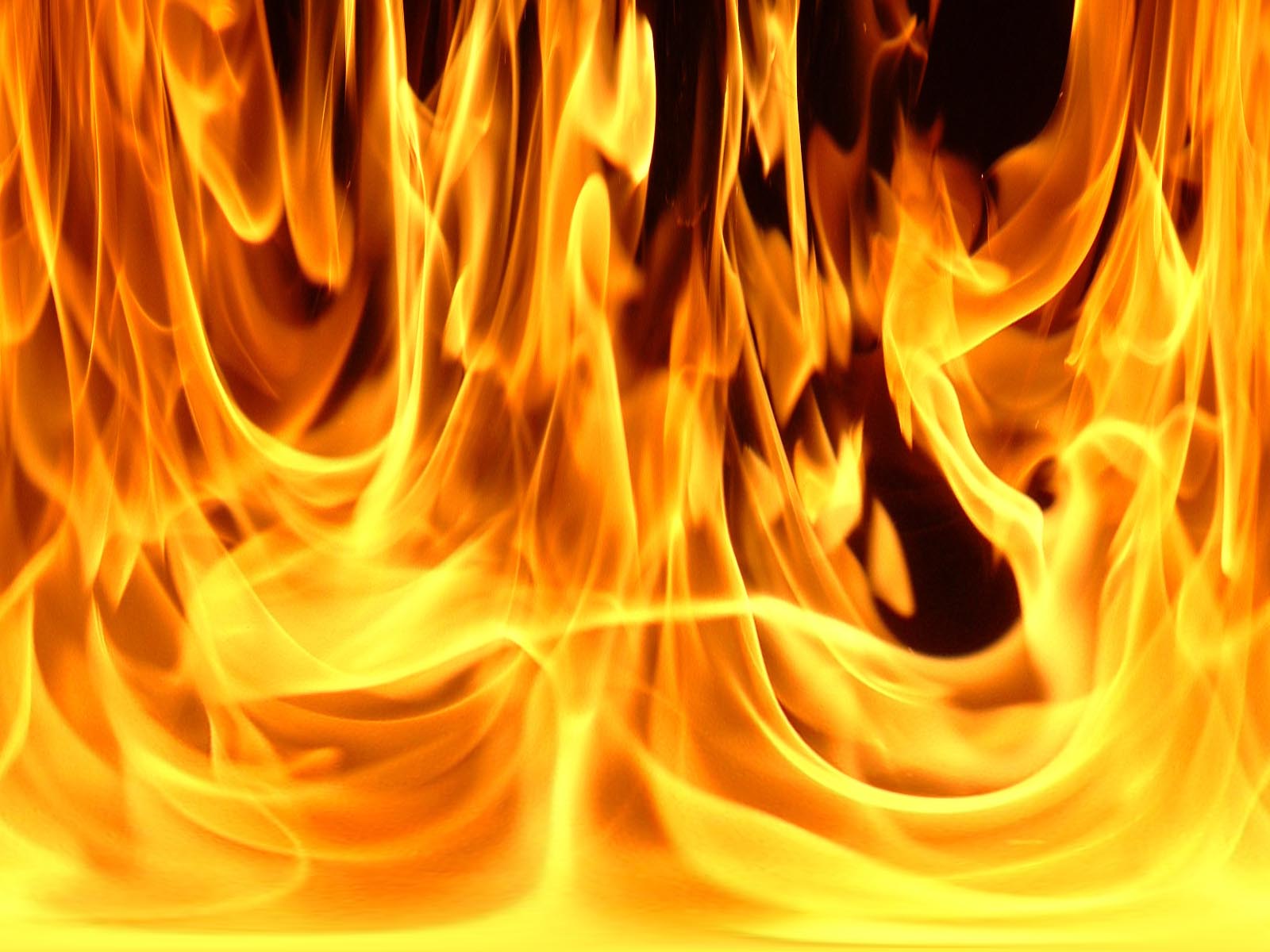अवैध रिफीलिंग के दौरान सिलिंडर फटने से लगी आग