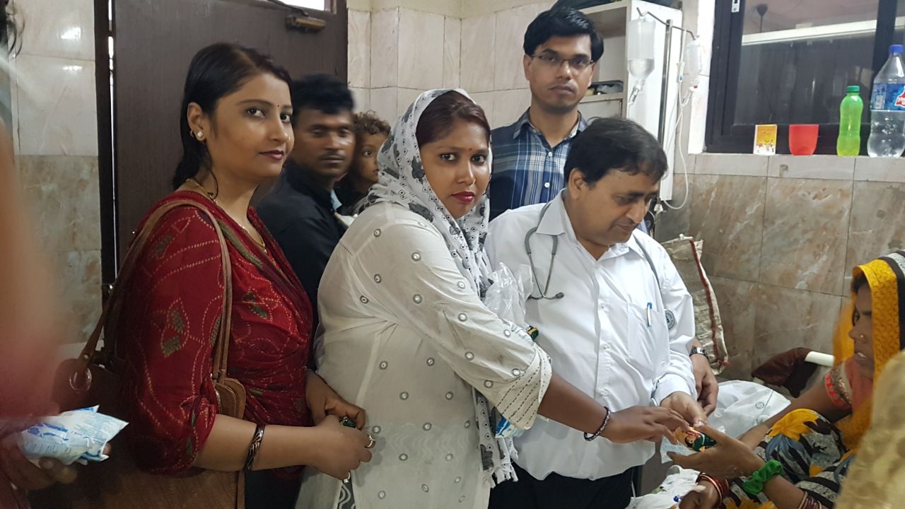 समाजवादी पार्टी द्वारा सावन में डॉ नासिर खान हॉस्पिटल में दूध व बिस्कुट का वितरण किया