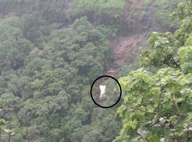 महाराष्ट्र में बड़ा हादसा: 500 फीट गहरी खाई में गिरी बस, 33 की मौत