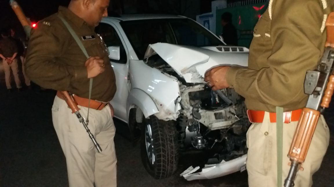 खन्ना हुंडई शोरूम के सामने नशेबाज़ कार सवार युवकों ने खम्बे में टक्कर मारी