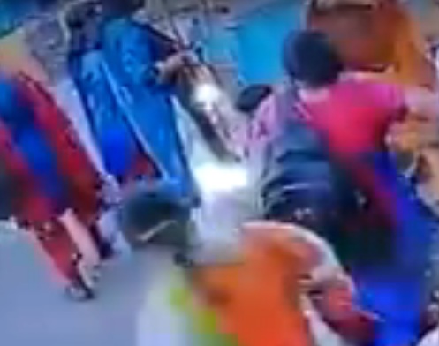 लालबंगले में पकड़ी गई महिला चोर - वीडियो देखिये