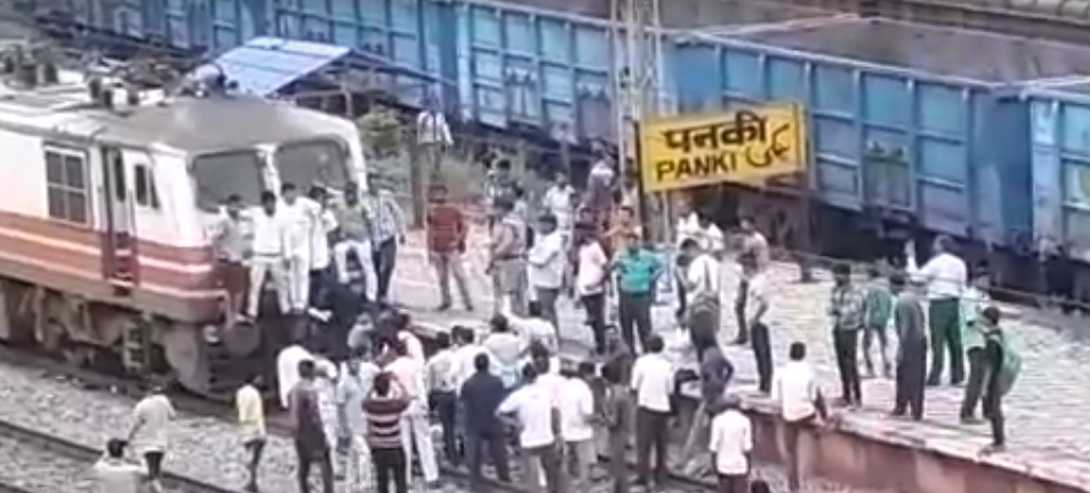 कानपुर में SC/ST एक्ट का विरोध, रोकी ट्रेन