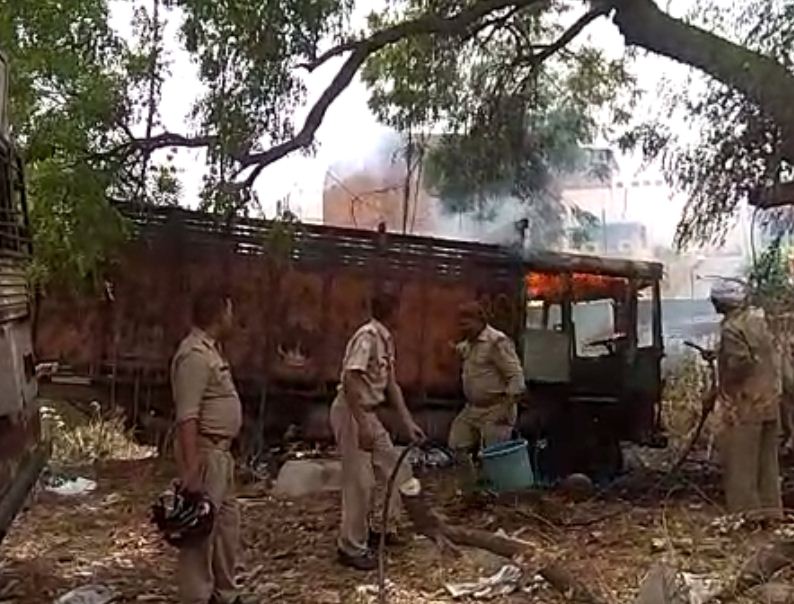 कानपुर ब्रेकिंग -थाने में खड़े पुराने ट्रकों में लगी भीषण आग
