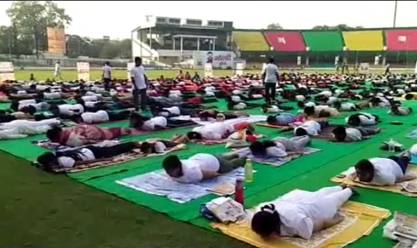 कानपुर ग्रीनपार्क स्टेडियम में एक साथ हजारो लोगो ने किया योग