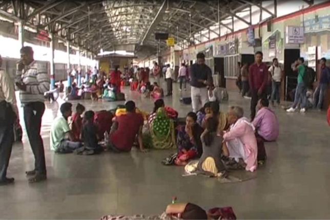 कानपुर दिल्ली हाबड़ा रूट पर आठ से अठ्ठारह घंटे तक लेट चल रही है ट्रेने, गर्मी में यात्री बेहाल