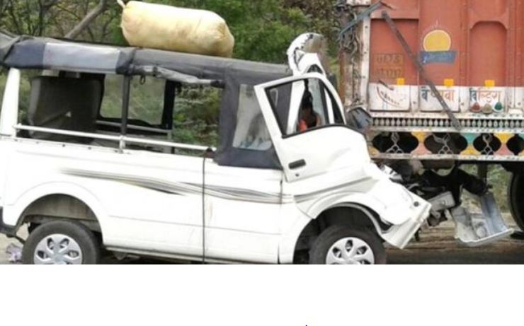 लखीमपुर खीरी में खड़े ट्रक में जा टकराई टाटा मैजिक, 13 की मौत