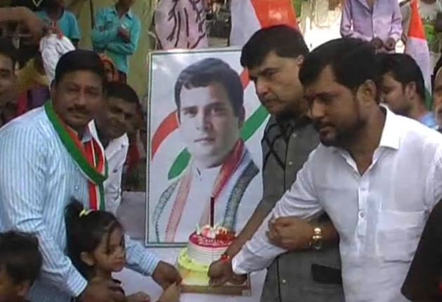 कानपुर में बाल्मीकि समाज के साथ कांग्रेसियो ने केक काटकर मनाया राहुल गाँधी का जन्मदिन