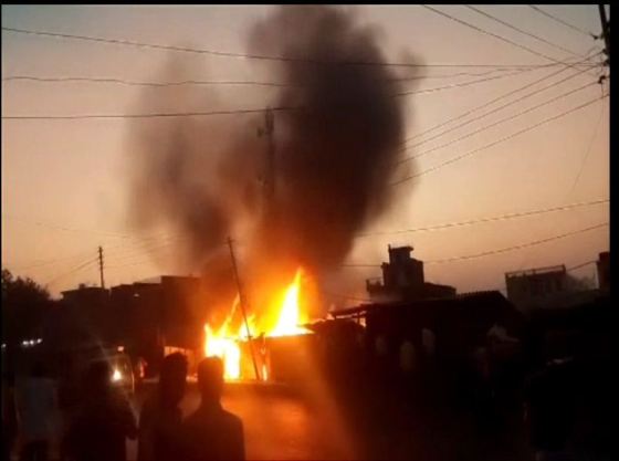 कानपुर के बिधनू थाना क्षेत्र के खिरसा बाजार में 11 दुकानों में लगी आग