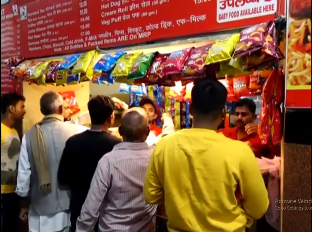 कानपुर सेंट्रल स्टेशन पर यात्रियों से ओवर चार्ज वसूला जा रहा है, पानी की बोतल ₹20 में बेची जा रही है