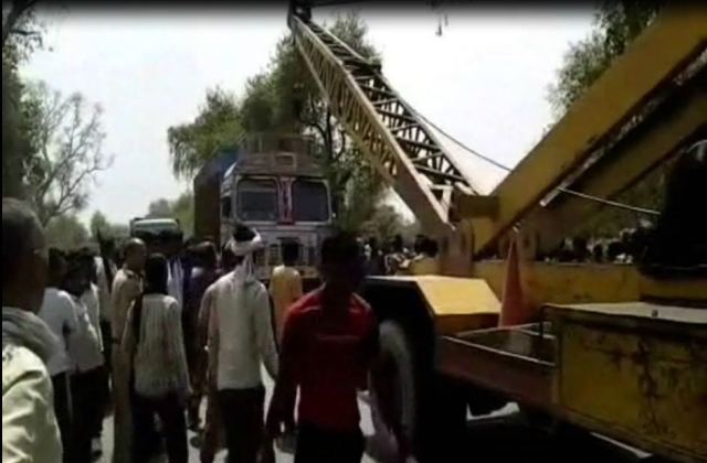 कानपुर के सजेती में  ट्रक की टक्कर से माँ बेटी की हुयी मौत,ग्रामीणों ने किया हंगामा