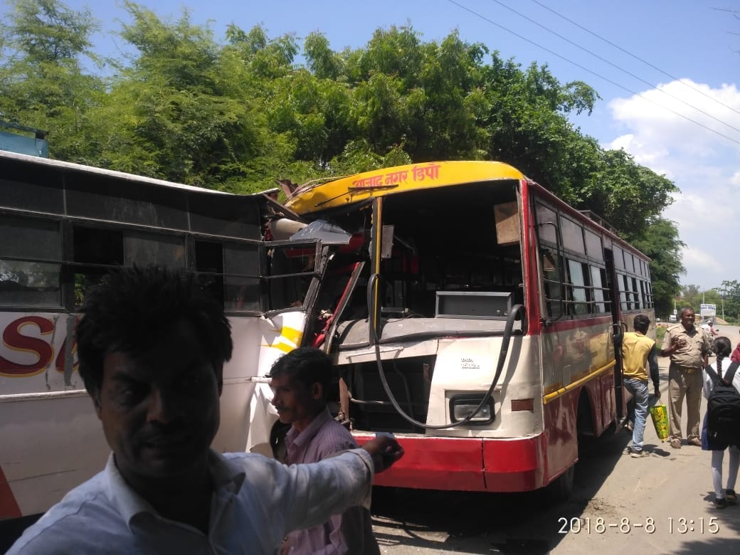 चौबेपुर के बेला रोड में बसों में हुई टक्कर