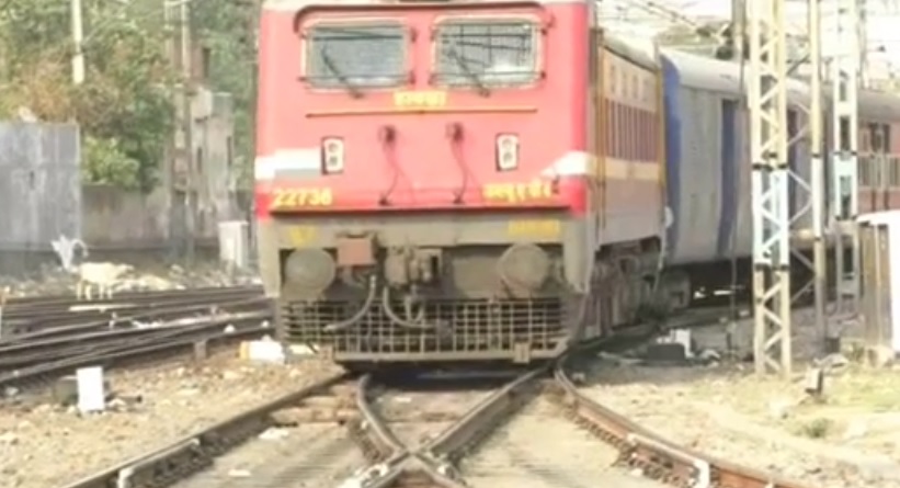 एक युवती ने कानपुर स्टेशन में ट्रेन के आगे कूद कर किया आत्महत्या का प्रयास