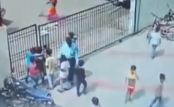 सरकारी स्कूल का गेट गिरने से दो बच्चे घायल, वीडियो देखिये