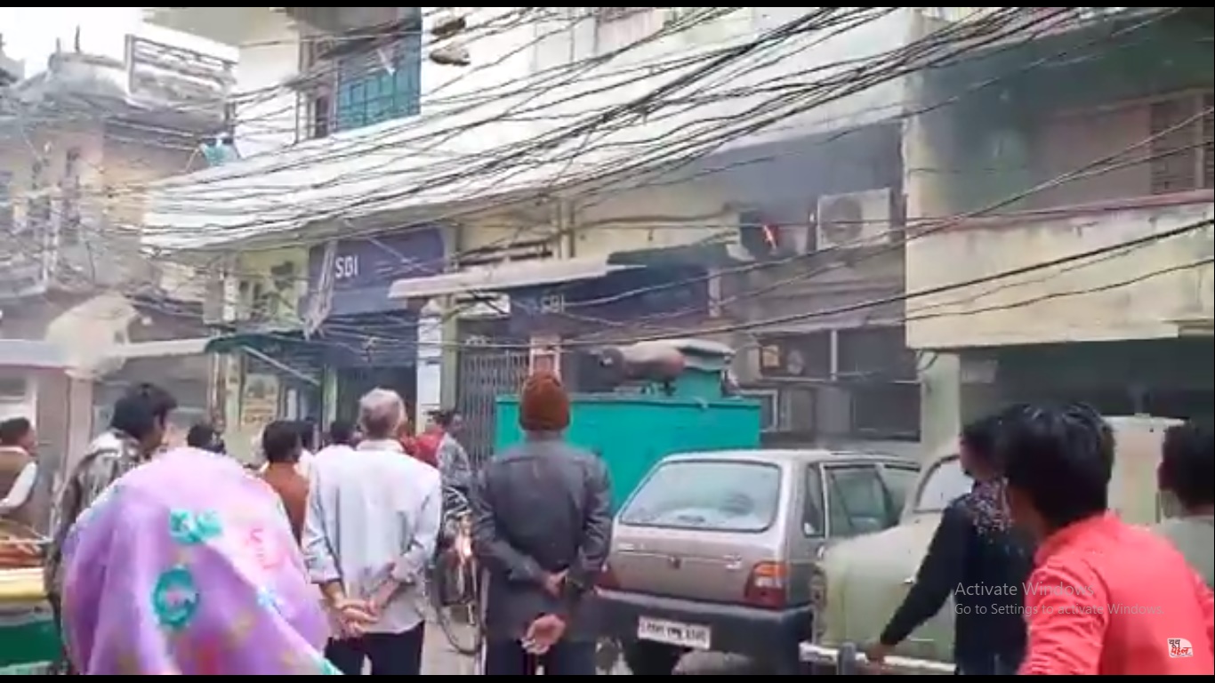 SBI Branch में बने ATM के एसी कंप्रेशर में लगी आग, लोगों की सूझबूझ से आग पर पाया गया काबू