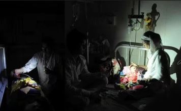 लखनऊ के लोहिया अस्पताल में तीन दिन से है बिजली गुल, मोबाइल की रोशनी में मरीज देख रहे डॉक्टर