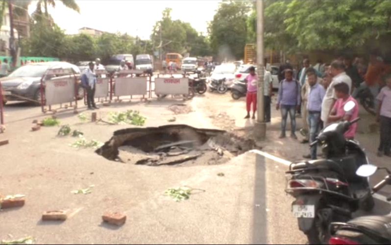कानपुर नगर निगम का घोटाला, सड़क में हुआ पांच फुट गहरा गड्डा