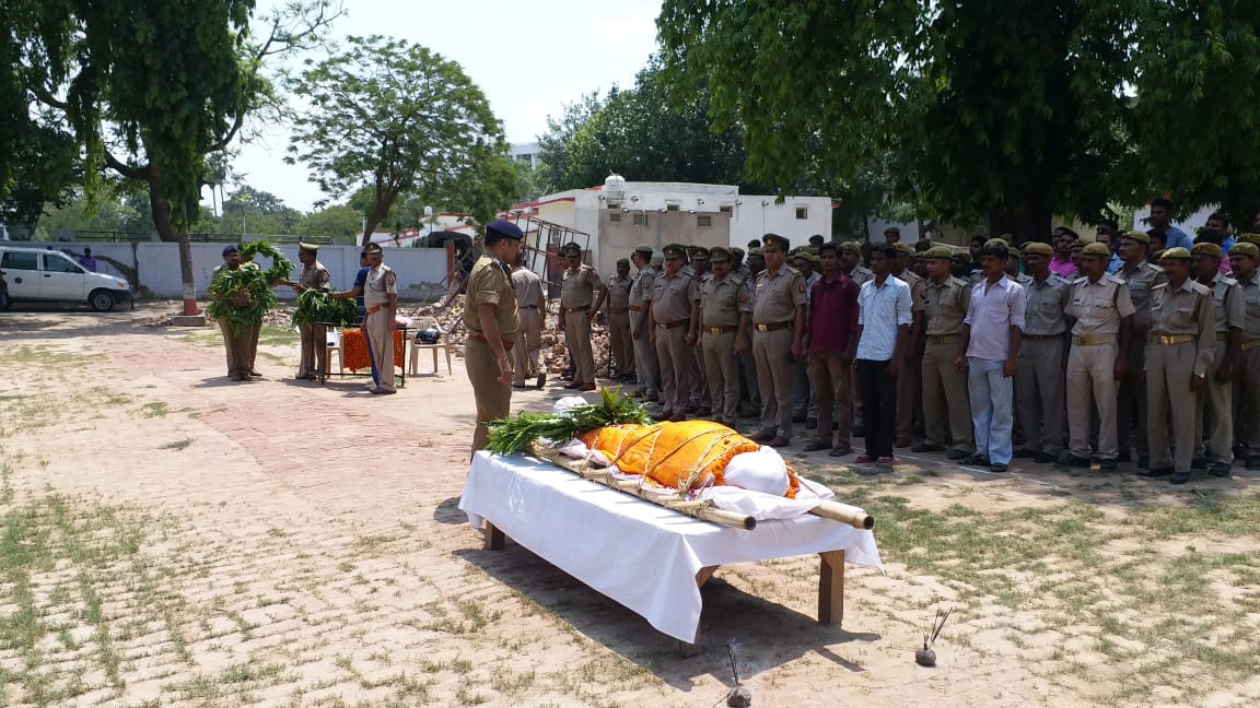 कानपुर: दरोगा के पार्थिव शरीर को पुलिस लाइन में श्रद्धांजलि दी गयी