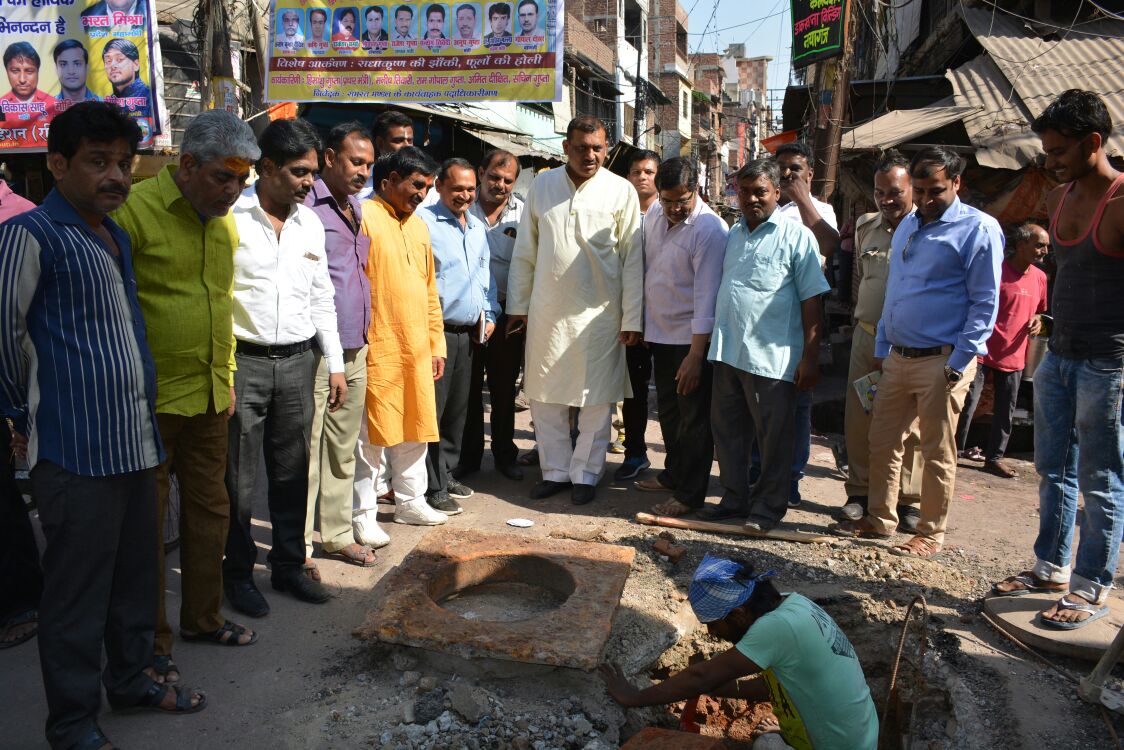 आर्यनगर विधायक अमिताभ बाजपेई  ने किया सड़क के निर्माण का निरीक्षण