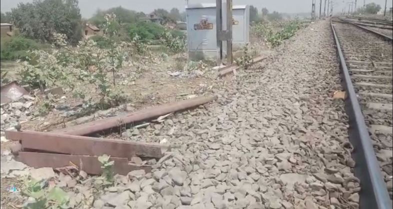 कानपुर-लखनऊ रेलवे ट्रैक के बीच आम्रपाली एक्सप्रेस पलटाने की कोशिश