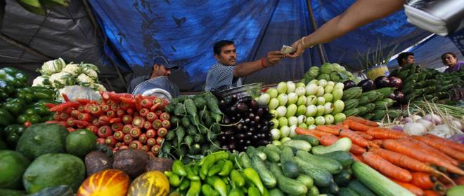दिल्ली में सब्जियों की कीमत में भारी गिरावट, किसानो ने फेक दी सब्ज़ी
