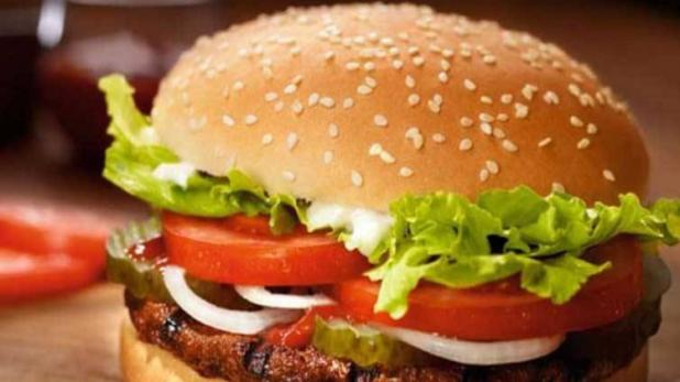 दिल्ली मेट्रो स्टेशन पर बर्गर किंग के बर्गर में निकला प्लास्टिक, युवक बीमार-मैनेजर गिरफ्तार