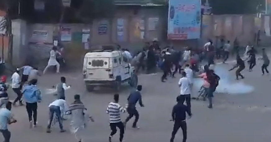 जम्मू-कश्मीर के युवकों ने बकरीद की नमाज़ के बाद पुलिस के ऊपर की पत्थरबाज़ी