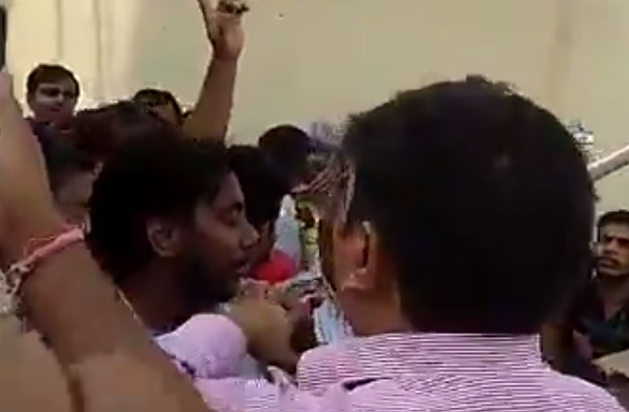 चकरपुर मंडी में व्यापरियों की हड़ताल को लेकर मौके पर पहुंचे सिटी मजिस्ट्रेट के साथ हुई धक्कामुक्की