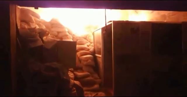 पशु आहार के फैक्ट्री  में लगी भीषड़ आग,पुलिस और फायर अधिकारी मौके पर आग भुझाते