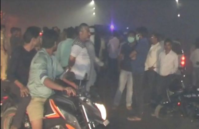 कानपुर में कूड़े जलाने के धुए से परेशान सैकड़ो लोग सड़को पर उतरे  ,कई दिनों से कैंटोमेंट बोर्ड के कर्मचारी जला रहे है कूड़ा