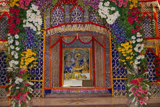 भगवान को अर्पित किए 7 हजार क्विंटल फूल, ऐसी भव्यता से सजाया गया मंदिर
