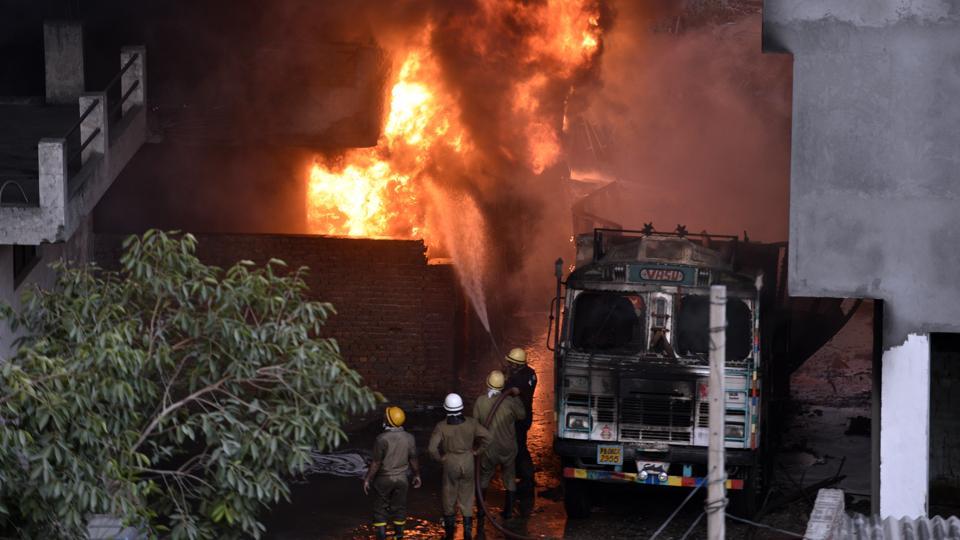 दिल्ली के मालवीय नगर में लगी आग 18 घंटे बाद भी बेकाबू,  हेलिकॉप्टर से ली जा रही मदद