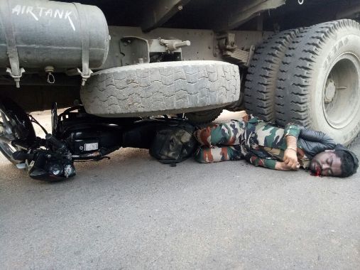 थाना चकेरी के श्याम नगर में अनियंत्रित ट्रक ने फौजी को मारी टक्कर, मौके पर मौत