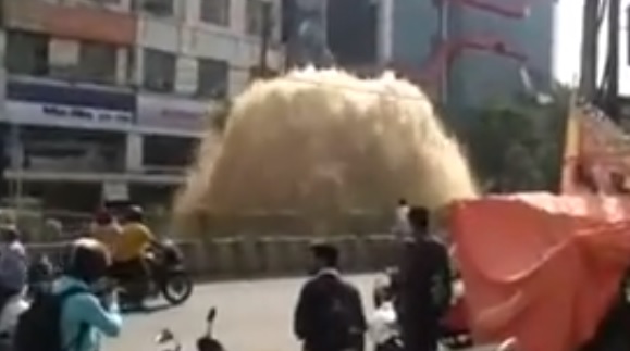 कानपुर में देखा गया नगर निगम के भृष्टाचार का फौव्वारा,लाखों लीटर पानी सड़क पर बर्बाद