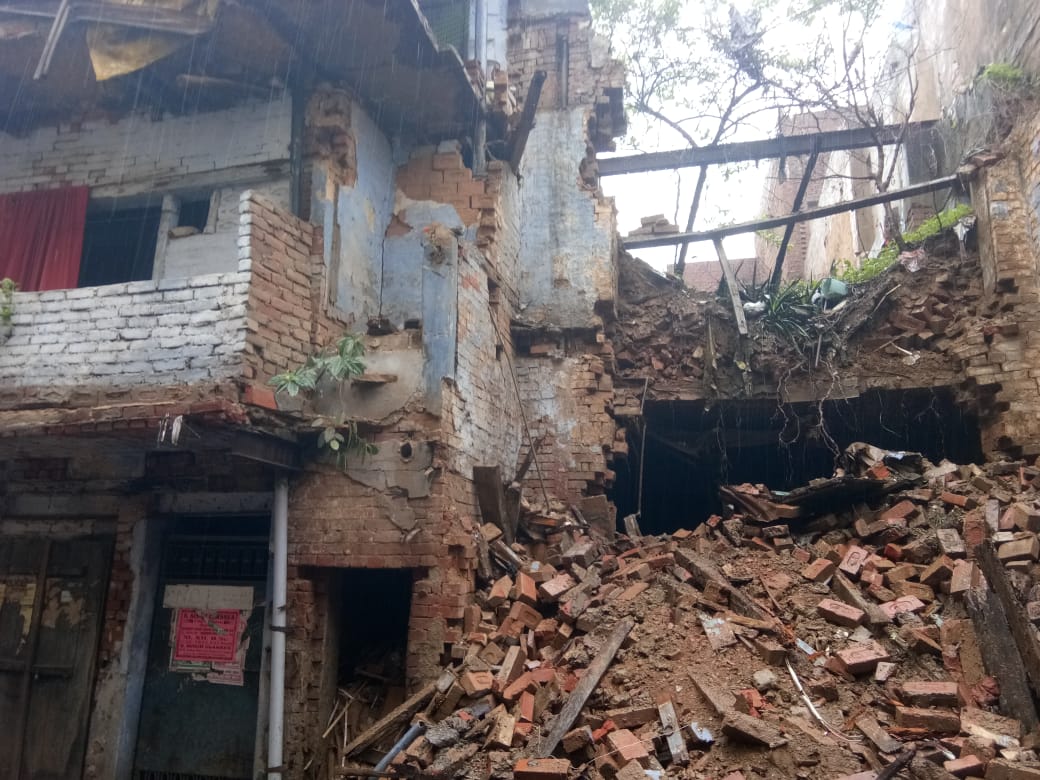 मूसलाधार बारिश से कानपुर में दो मंजिला मकान गिरा, तीन लोगों को सुरक्षित निकला