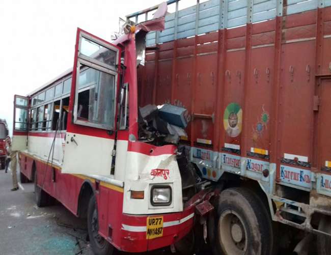 कानपुर देहात में रोडवेज बस और ट्रक की भीषण टक्कर