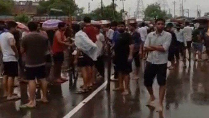 बरसात का पानी घरों में घुसने से नाराज लोगों ने कानपुर कालपी हाईवे जाम कर प्रदर्शन किया