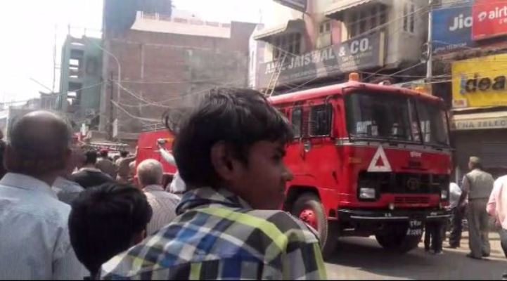कानपुर मॉल रोड स्थित LIC बिल्डिंग के सामने लगी आग, वीडियो देखे