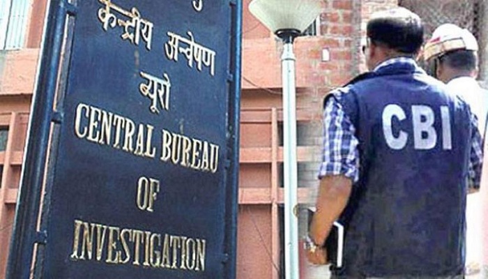 CBI की टीम ने इनकम टैक्स अधिकारी को घूस लेते कार्यालय से किया गिरफ्तार 