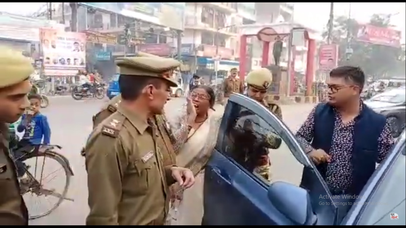 पुलिस द्वारा वाहन चेकिंग के दौरान महिला का तांडव, महिला ने पुलिस को दी गालियां