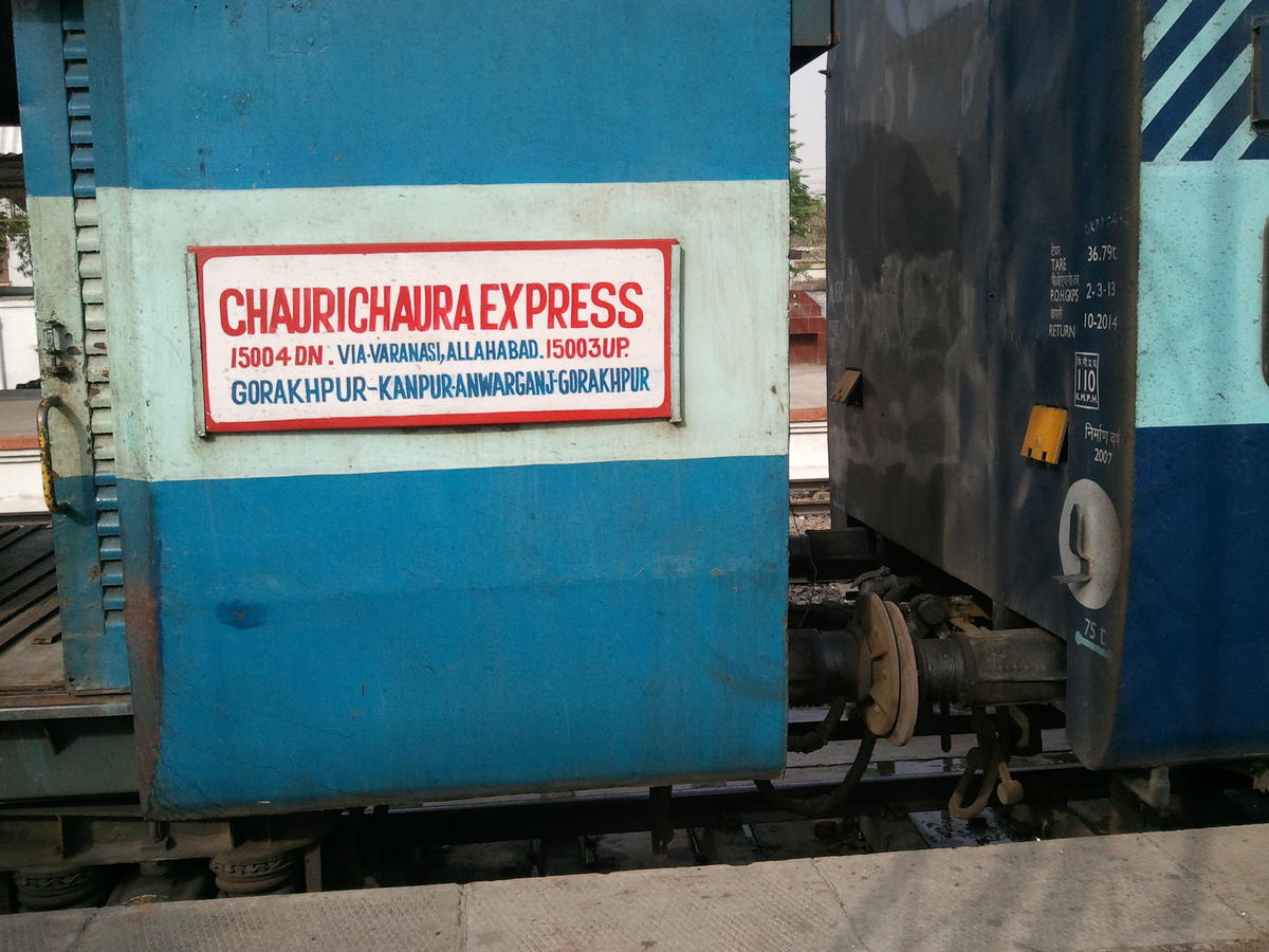 कानपुर: पुलिस भर्ती में आये परीक्षार्थियो ने चौरीचौरा एक्सप्रेस ट्रेन में की तोड़फोड़