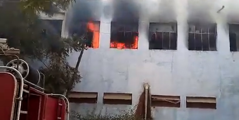 जाजमऊ इलाके की एक टेनरी में अचानक लगी आग