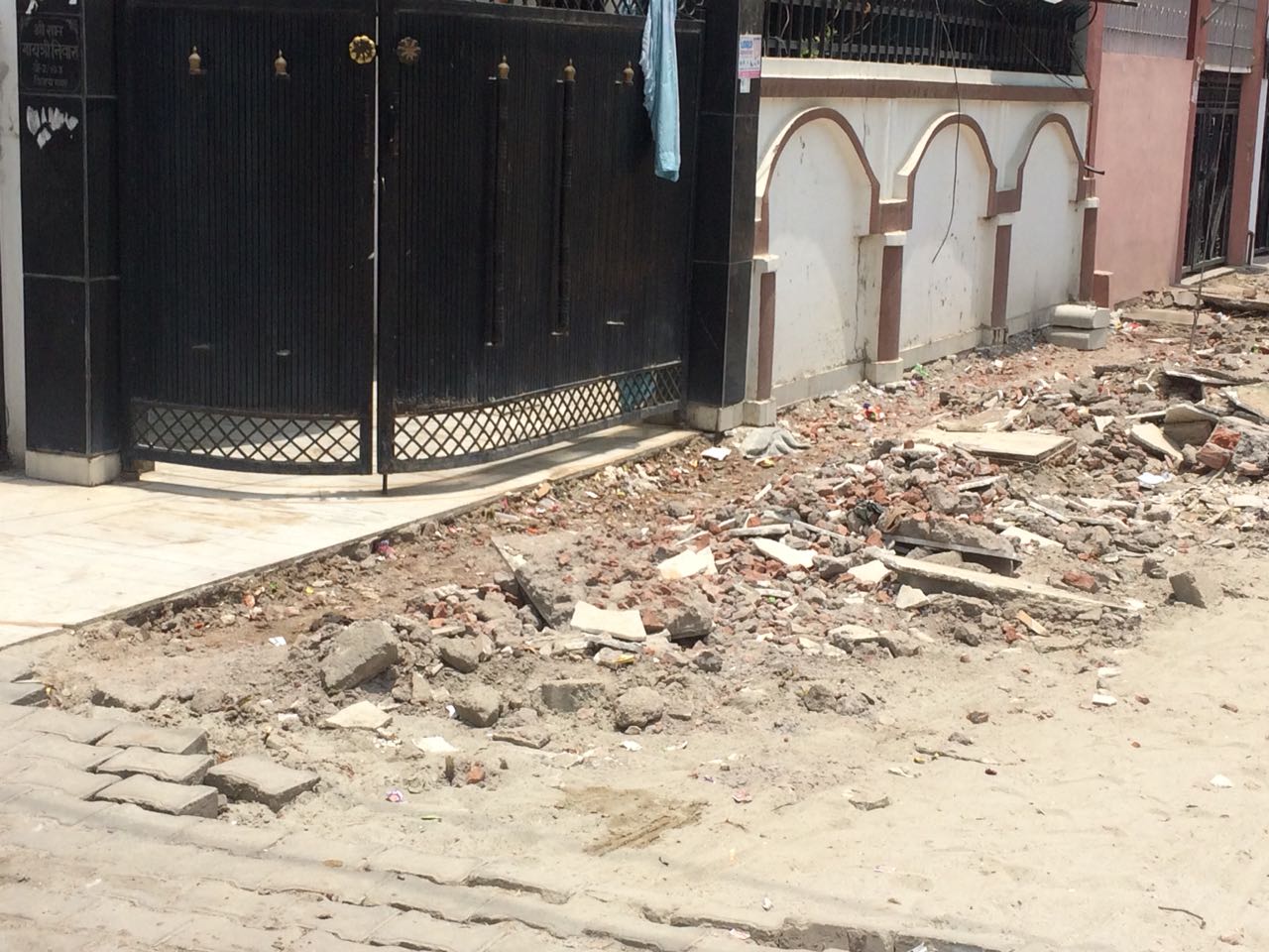 कानपुर नगर निगम की लापरवाही के चलते महीनों से खुदी पड़ी सड़क