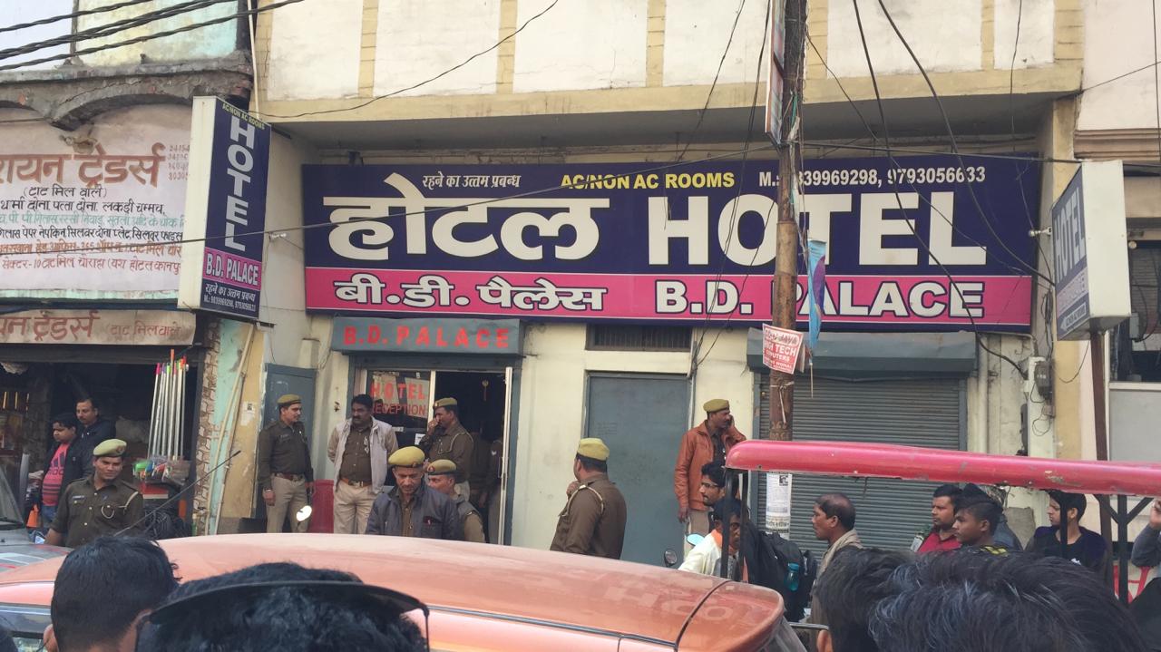 घंटाघर स्थित होटल में पुलिस का छापा, 16 लड़के-लड़कियाँ गिरफ्तार